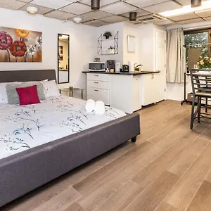 King Bed - Close To Chinatown Ottawa